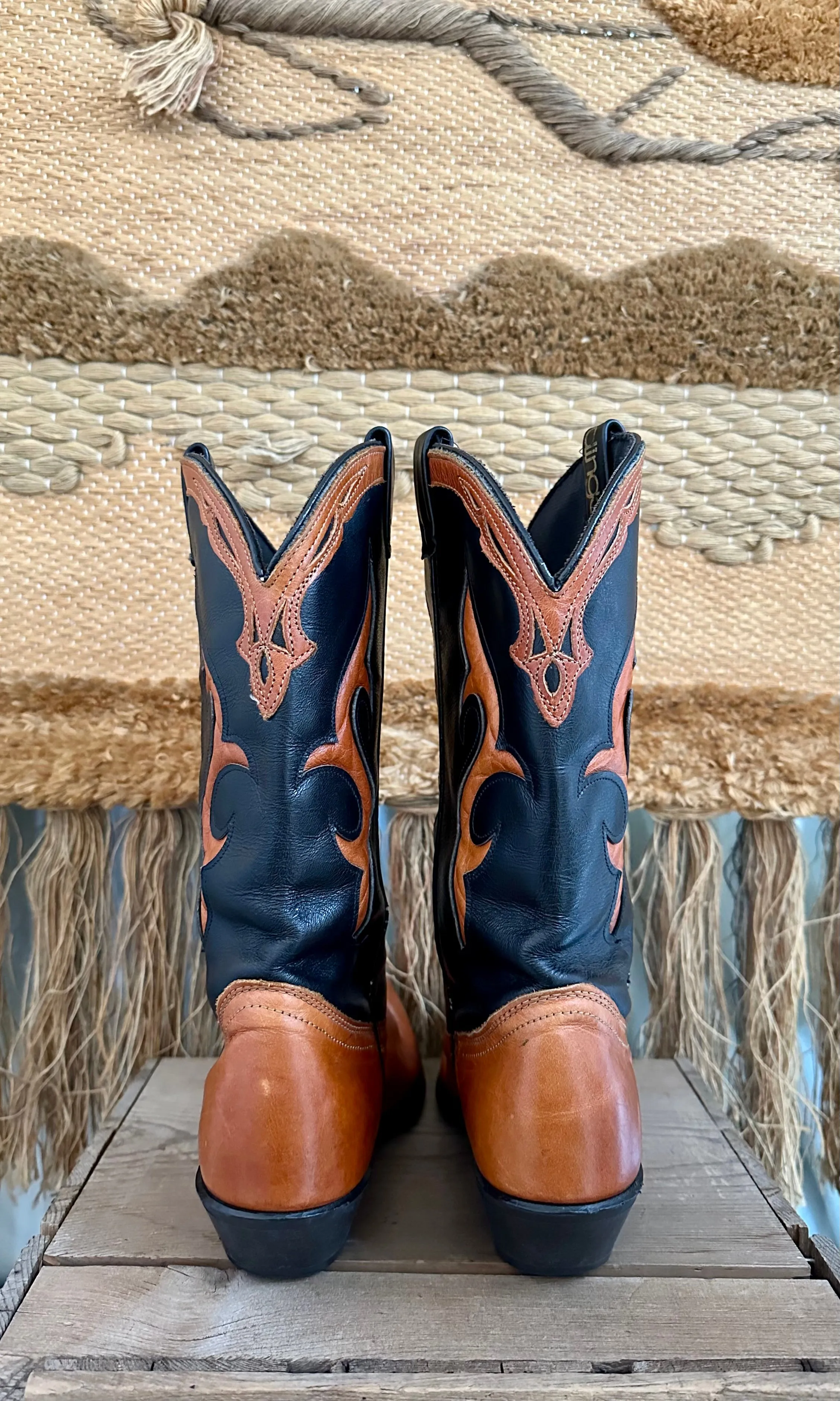 DINGO VINTAGE BOOTS • Women's Size 9 (M)